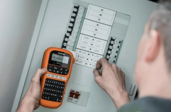 Brother Štampač etiketer P-touch E110VP